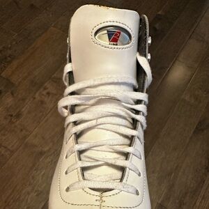 White kids figure skates size 1 wide